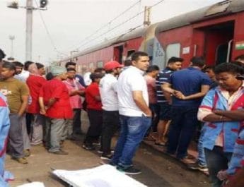 दिल्ली-भुवनेश्वर राजधानी एक्सप्रेस में खाना खाने के बाद कई यात्री बीमार, हंगामा 2 Hello Uttarakhand News »