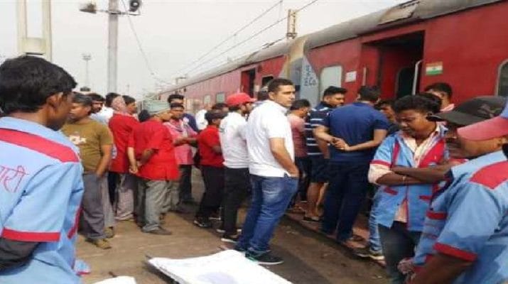 दिल्ली-भुवनेश्वर राजधानी एक्सप्रेस में खाना खाने के बाद कई यात्री बीमार, हंगामा 1 Hello Uttarakhand News »