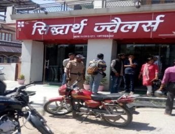 बड़ी खबर : पुलिस की नाक के नीचे देहरादून में दिन दहाड़े ज्वैलर की दुकान में लूट 2 Hello Uttarakhand News »