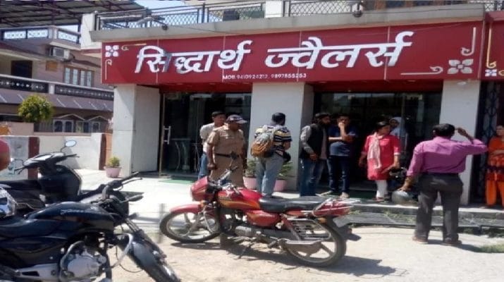 बड़ी खबर : पुलिस की नाक के नीचे देहरादून में दिन दहाड़े ज्वैलर की दुकान में लूट 1 बड़ी खबर : पुलिस की नाक के नीचे देहरादून में दिन दहाड़े ज्वैलर की दुकान में लूट 1 Hello Uttarakhand News »