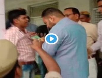 VIDEO: पुलिस की मौजूदगी में बीजेपी समर्थकों ने चुनाव अधिकारी को पीटा 3 Hello Uttarakhand News »