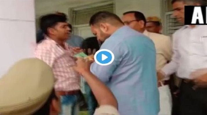 VIDEO: पुलिस की मौजूदगी में बीजेपी समर्थकों ने चुनाव अधिकारी को पीटा 1 VIDEO: पुलिस की मौजूदगी में बीजेपी समर्थकों ने चुनाव अधिकारी को पीटा 1 Hello Uttarakhand News »