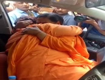 प्रज्ञा के गले लगकर रोईं उमा भारती, कहा: संन्यासी कभी एक-दूसरे से नाराज नहीं होते 9 Hello Uttarakhand News »