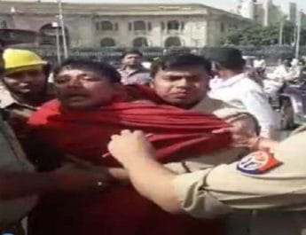 खुदकुशी कर रहे प्रत्याशी को पुलिस ले जाने लगी तो चिल्लाया: पीएम मोदी के खिलाफ हूं, ये मुझे मारेंगे 2 Hello Uttarakhand News »