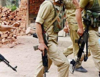 जम्मू-कश्मीर: पुलिस पोस्ट पर हमला करने वाले दो आतंकी गिरफ्तार 2 Hello Uttarakhand News »