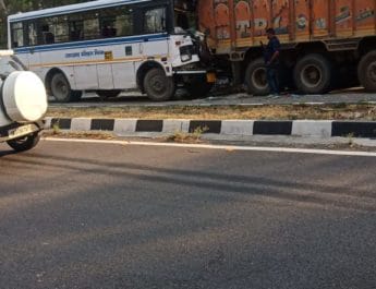 देहरादून से गोपेश्वर जा रही उत्तराखंड पर्वतीय बस की ट्रक से टक्कर, दो घायल 2 Hello Uttarakhand News »