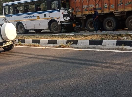 देहरादून से गोपेश्वर जा रही उत्तराखंड पर्वतीय बस की ट्रक से टक्कर, दो घायल 1 Hello Uttarakhand News »