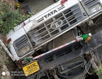 दर्दनाक: गहरी खाई में गिरा ट्रक,रेस्क्यू कार्य जारी 2 Hello Uttarakhand News »