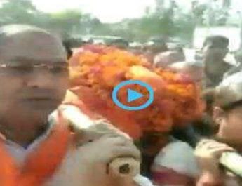 स्मृति ईरानी ने पूर्व प्रधान सुरेंद्र सिंह के शव को दिया कंधा 4 Hello Uttarakhand News »