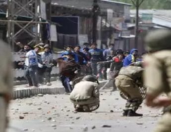 जम्मू-कश्मीर: नाबालिग लड़की से रेप के बाद बवाल, पथराव में 47 सुरक्षा कर्मी घायल 3 Hello Uttarakhand News »