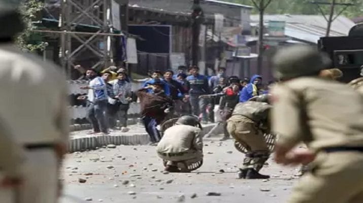 जम्मू-कश्मीर: नाबालिग लड़की से रेप के बाद बवाल, पथराव में 47 सुरक्षा कर्मी घायल 1 जम्मू-कश्मीर: नाबालिग लड़की से रेप के बाद बवाल, पथराव में 47 सुरक्षा कर्मी घायल 1 Hello Uttarakhand News »