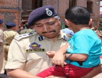 शहीद अरशद खान के बेटे को गोद में ले रो पड़े SSP, तस्वीर वायरल.. 4 Hello Uttarakhand News »