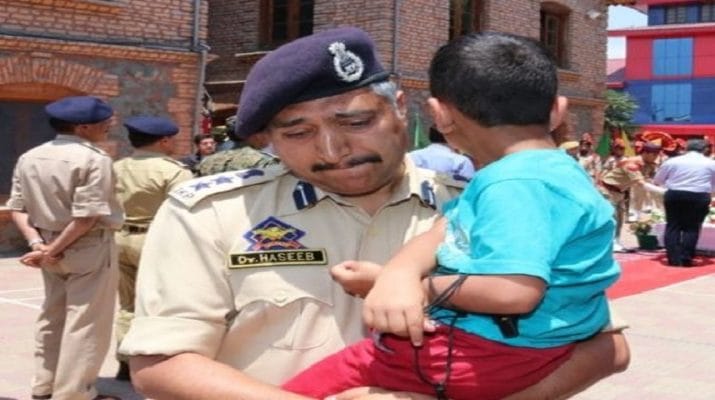 शहीद अरशद खान के बेटे को गोद में ले रो पड़े SSP, तस्वीर वायरल.. 6 Hello Uttarakhand News » Page 12 of 22