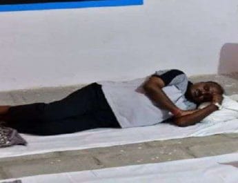 सरकारी स्कूल में फर्श पर ही कपड़ा बिछाकर सो गए मुख्यमंत्री 4 Hello Uttarakhand News »