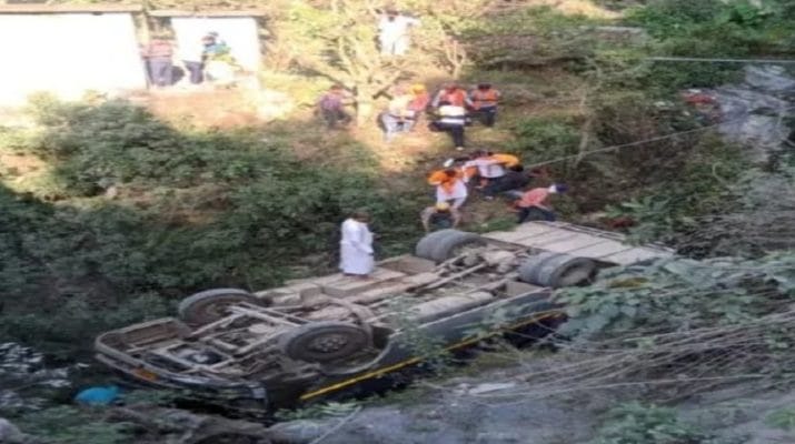 उत्तराखंड: तीन सड़क हादसों में 20 से ज्यादा लोग घायल; बस और मैक्स खाई में गिरी 1 Hello Uttarakhand News »