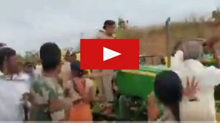 TRS कार्यकर्ताओं की गुंंडागर्दी, महिला वन कर्मी और पुलिस को लाठियोंं से पिटा, देखें वीडियो 1 Hello Uttarakhand News »