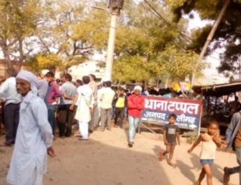 अलीगढ़ मर्डर केस: सड़क पर उतरे आक्रोशित लोग, पुलिस ने किया लाठीचार्ज,पांच गिरफ्तार 4 Hello Uttarakhand News »