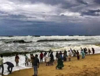 गुजरात की तरफ बढ़ रहा चक्रवाती तूफान वायु, रेड अलर्ट जारी, सेना तैनात 2 Hello Uttarakhand News »