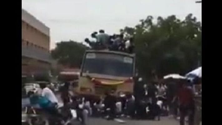 छात्रों से भरी बस हादसे का शिकार, चलती बस से गिरे 20 छात्र घायल 1 Hello Uttarakhand News »