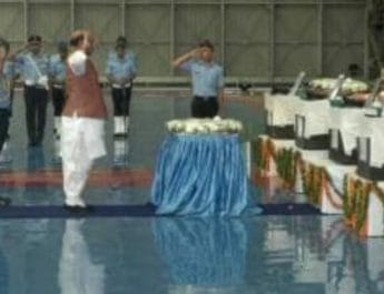 दिल्ली पहुंचे AN-32 क्रैश में शहीद IAF के 13 सैनिकों के शव, रक्षा मंत्री राजनाथ सिंह ने दी श्रद्धांजलि 5 Hello Uttarakhand News »