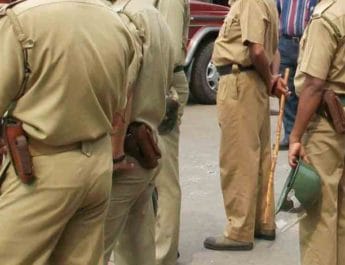 देहरादून: दरोगा ने की अभद्रता,वकीलों ने किया हंगामा,वीडियो वायरल 4 Hello Uttarakhand News »