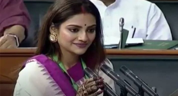 लोकसभा में माथे पर सिंदूर,हाथों में मेहंदी लगाकर शपथ लेने पहुँची नुसरत जहां 1 Hello Uttarakhand News »