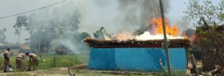 हरिद्वार में चाकू घोंपकर युवक की हत्या,पुलिस की मौजूदगी में घर में लगी आग,तनाव 1 हरिद्वार में चाकू घोंपकर युवक की हत्या,पुलिस की मौजूदगी में घर में लगी आग,तनाव 1 Hello Uttarakhand News »