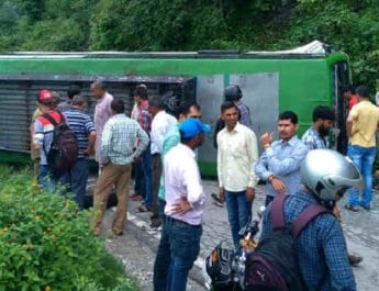उत्तराखंड: सड़क पर पलटी बस, 20 लोग थे सवार, टला बड़ा हादसा 2 Hello Uttarakhand News »