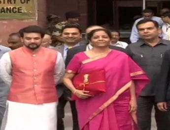 मोदी सरकार ने बदली एक और परंपरा, ब्रीफकेस नहीं लाल कपड़े में दिखा बजट 4 Hello Uttarakhand News »