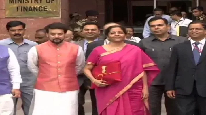 मोदी सरकार ने बदली एक और परंपरा, ब्रीफकेस नहीं लाल कपड़े में दिखा बजट 1 Hello Uttarakhand News »