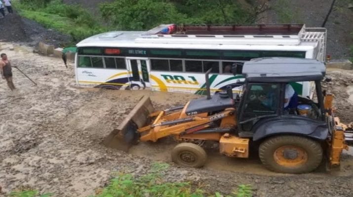 उत्तराखंड में बारिश से कहीं राहत तो कहीं आफत, बदरीनाथ हाईवे बंद, फंसे सैकड़ों यात्री 1 Hello Uttarakhand News »