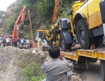 सड़क पर ट्रक पलटने से घंटों बाधित रहा बद्रीनाथ हाईवे, कड़ी मशक्कत के बाद सुचारू 2 Hello Uttarakhand News »