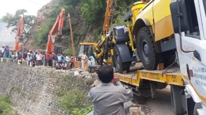 सड़क पर ट्रक पलटने से घंटों बाधित रहा बद्रीनाथ हाईवे, कड़ी मशक्कत के बाद सुचारू 1 सड़क पर ट्रक पलटने से घंटों बाधित रहा बद्रीनाथ हाईवे, कड़ी मशक्कत के बाद सुचारू 1 Hello Uttarakhand News »