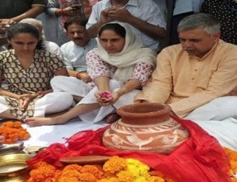 दिवंगत नेत्री शीला दीक्षित की अस्थियां हरिद्वार में की गई विसर्जित 4 Hello Uttarakhand News »