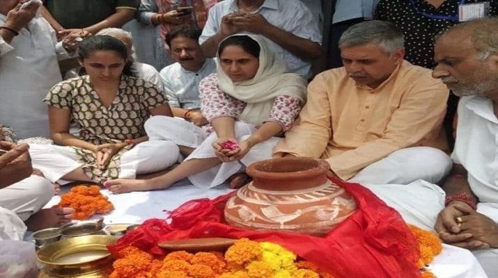 दिवंगत नेत्री शीला दीक्षित की अस्थियां हरिद्वार में की गई विसर्जित 1 Hello Uttarakhand News »