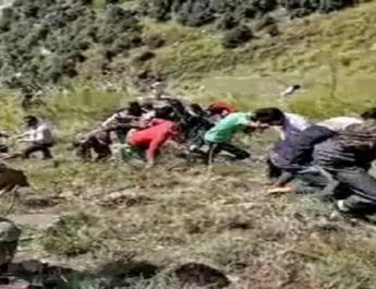 जम्‍मू-कश्‍मीर: किश्तवाड़ में बस खाई में गिरी, 33 लोगों की मौत, 22 अन्‍य लोग घायल 5 Hello Uttarakhand News »