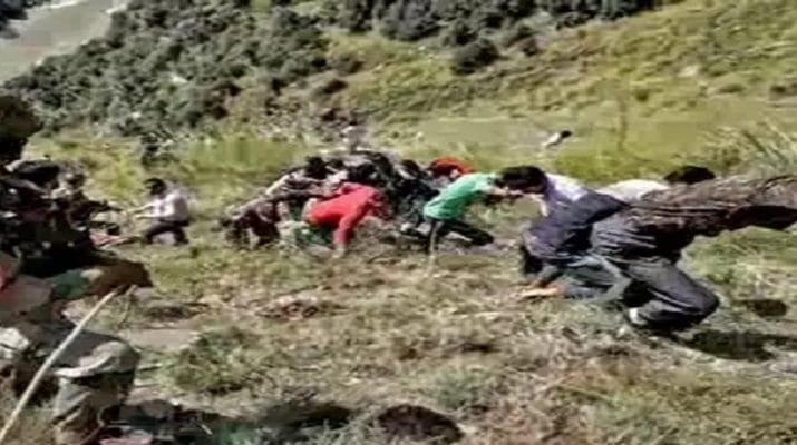 जम्‍मू-कश्‍मीर: किश्तवाड़ में बस खाई में गिरी, 33 लोगों की मौत, 22 अन्‍य लोग घायल 1 Hello Uttarakhand News »