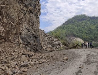 आलवेदर रोड बनी नासूर, ऋषिकेश-बद्रीनाथ राजमार्ग भारी भूस्खलन से बन्द 4 Hello Uttarakhand News »