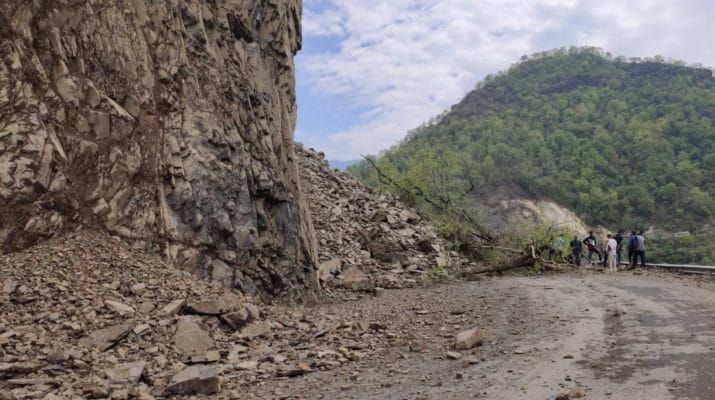 आलवेदर रोड बनी नासूर, ऋषिकेश-बद्रीनाथ राजमार्ग भारी भूस्खलन से बन्द 1 Hello Uttarakhand News »