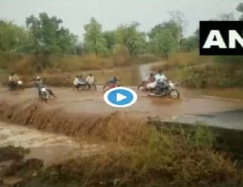 VIDEO: बाइक समेत बाढ़ में बह गया युवक, मौत से बचकर जिंदा आया वापस 3 Hello Uttarakhand News »