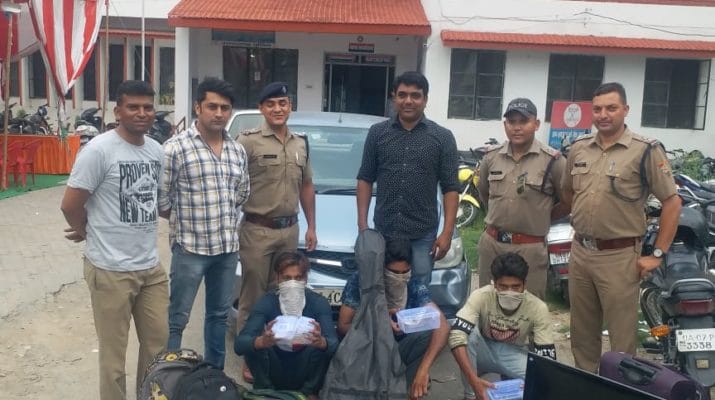 देहरादून: बंद घरों की चोरी करने वाले गिरोह के तीन शातिर चोर गिरफ्तार,लाखों का सामान व कार बरामद 1 देहरादून: बंद घरों की चोरी करने वाले गिरोह के तीन शातिर चोर गिरफ्तार,लाखों का सामान व कार बरामद 1 Hello Uttarakhand News »