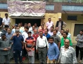 PNB बैंक शाखा को स्थानांतरित करने पर लोगों ने किया विरोध प्रदर्शन 2 Hello Uttarakhand News »