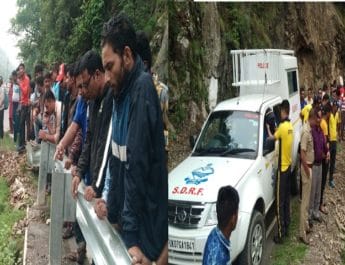 दुखद घटना : सड़क हादसे ने ली पांच लोगों की जान,गहरी खाई में गिरी कार 2 Hello Uttarakhand News »