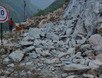 आल वेदर रोड पर लगे जाम को खुलवाने में महिला एसडीएम घायल 2 Hello Uttarakhand News »