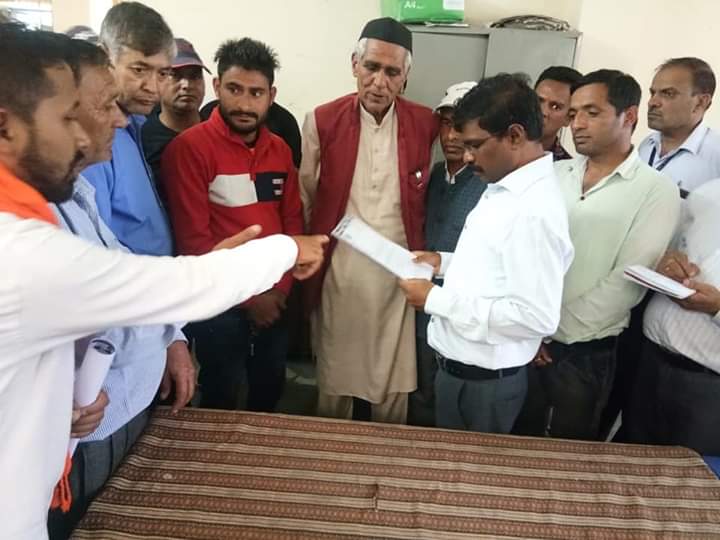 डीएम षणमुगम अचानक पहुँचे थत्यूड़, अनियमितता देख बिफरे, फटकार के साथ दिए सख्त कार्यवाही के आदेश 2 Hello Uttarakhand News »