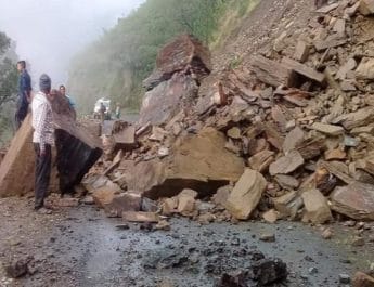 कालाढूंगी में भारी बारिश से सड़को पर गिरा मलवा, यातायात पूरी तरह बाधित 3 Hello Uttarakhand News »