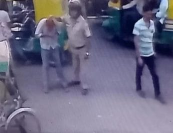 सरेआम चौराहे पर दरोगा की गुंडई, ऑटो चालक को बेरहमी से पीट-पीट कर पकड़वाए पैर 3 Hello Uttarakhand News &raquo;