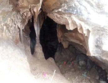 उत्तराखंड: सड़क खुदाई के बीच निकली रहस्मयी गुफा,देखने वालों की उमड़ी भीड़,मचा हड़कंप 2 Hello Uttarakhand News »