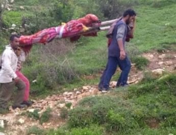 उत्तराखंड: सड़क न होने से घण्टों मौत और जिंदगी की लड़ाई लड़ती रही जच्चा, बांस के डंडो में बांधकर पहुँचाया 131 km दूर अस्पताल 3 Hello Uttarakhand News »