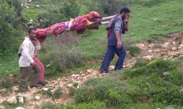 उत्तराखंड: सड़क न होने से घण्टों मौत और जिंदगी की लड़ाई लड़ती रही जच्चा, बांस के डंडो में बांधकर पहुँचाया 131 km दूर अस्पताल 1 Hello Uttarakhand News »